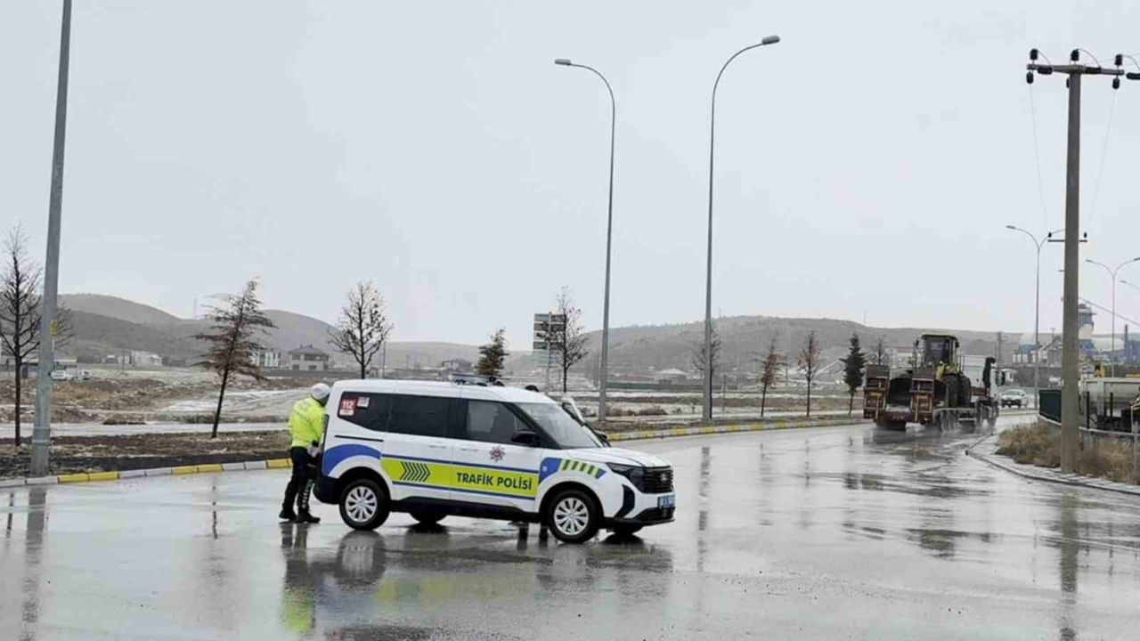 Aksaray-Ortaköy yolu kar yağışı nedeniyle ulaşıma kapatıldı
