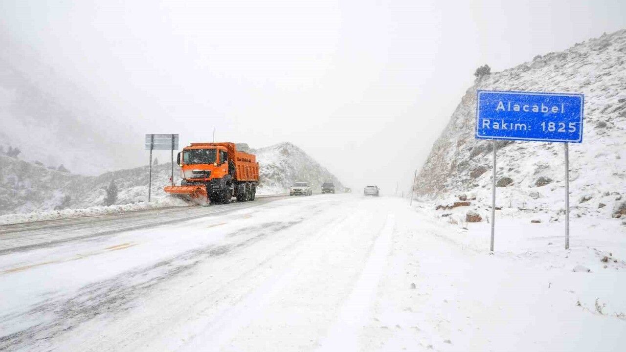 Akseki Alacabel'de kar yağışı aralıklarla sürüyor