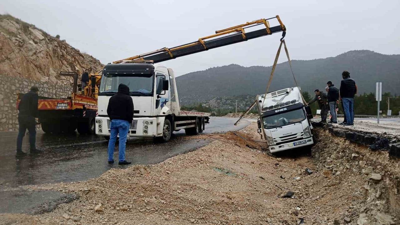 Akseki'de kamyon devrildi: Sürücü yaralandı