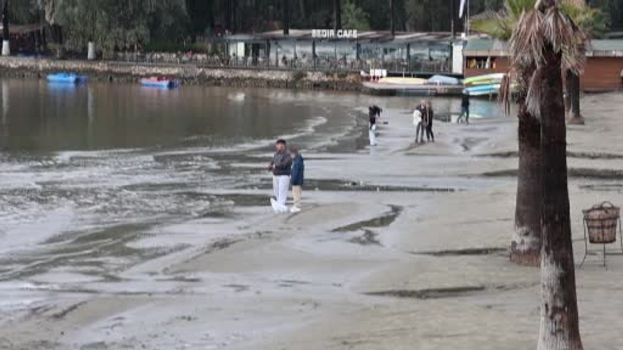 Akyaka’da sağanak sonrası deniz çekildi, sahilde yarıklar oluştu