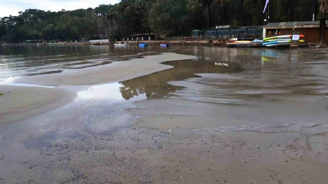 Akyaka sahilinde deniz çekildi, sağanak kumları denize sürükledi