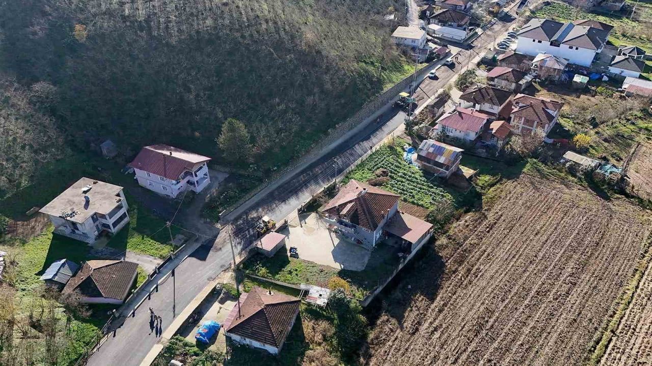 Akyazı Altındere Osmanağa'da altyapı tamamlandı, sıcak asfalt serimi başladı