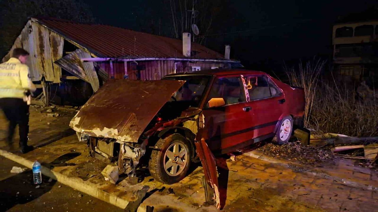 Akyazı'da alkollü sürücü sollama yaparken duvara çarptı — 3 yaralı