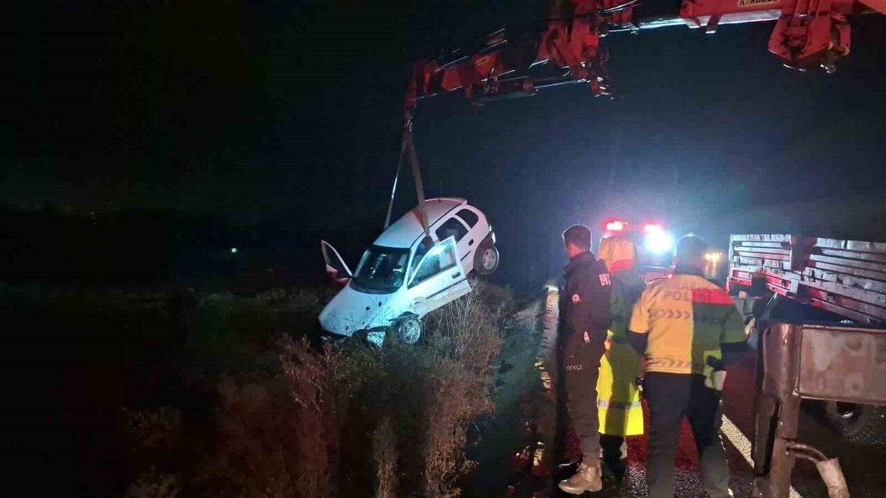 Akyazı’da otomobil tarlaya uçtu: Sürücü kurtarılarak hastaneye kaldırıldı