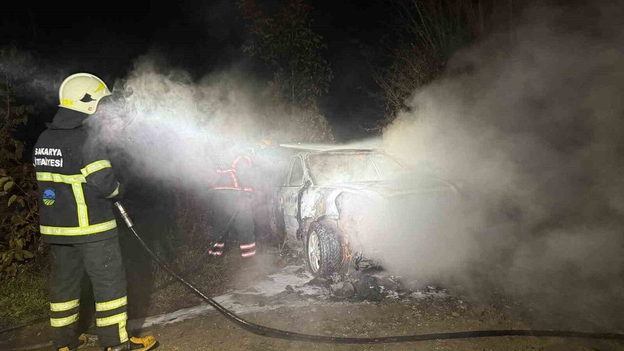 Akyazı’da tarlada park halindeki otomobil alev aldı
