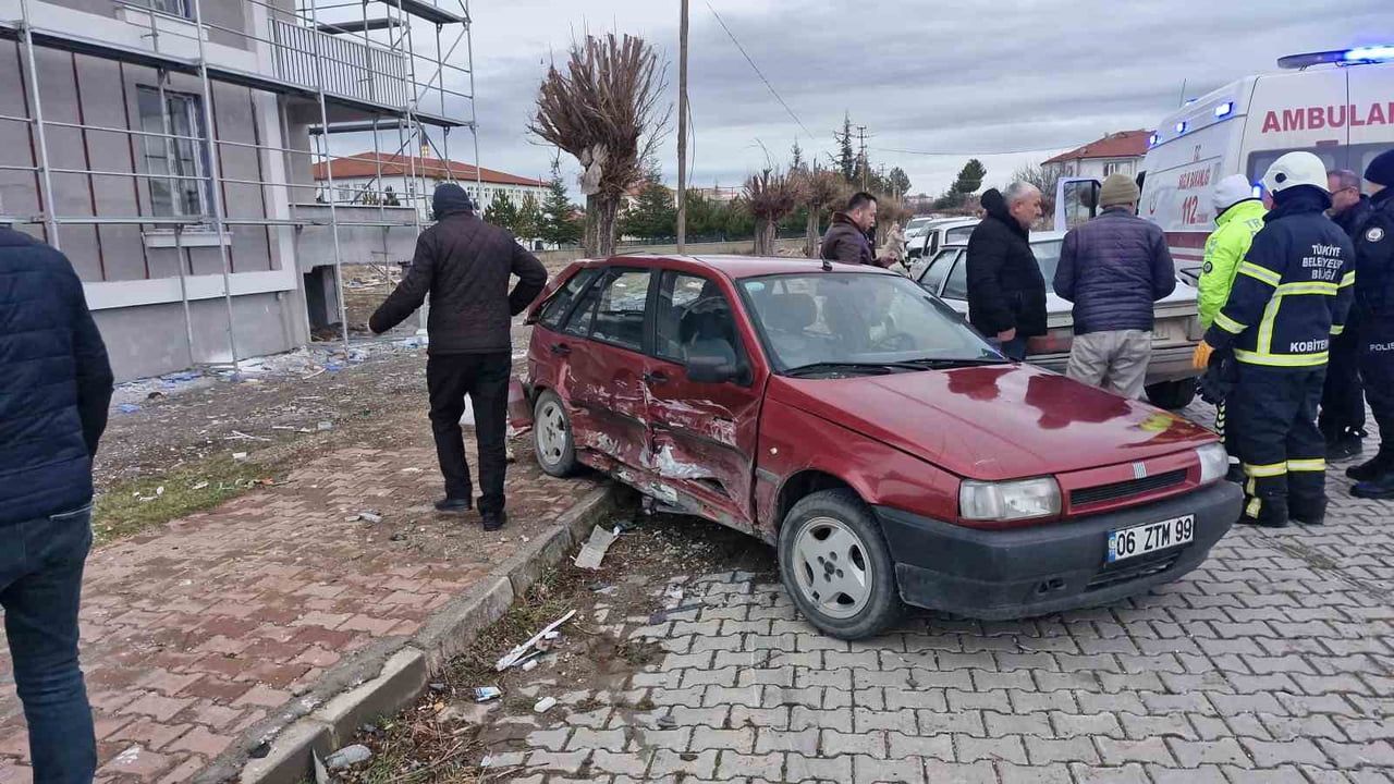 Alaca'da iki otomobil çarpıştı: 1 yaralı