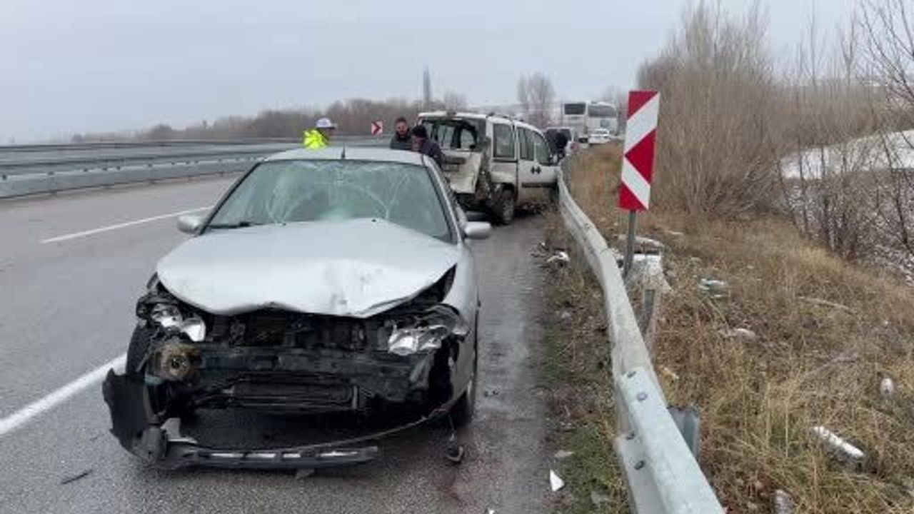 Alaca'da kaza sonrası bekleyenlere otomobil çarptı: 5 yaralı