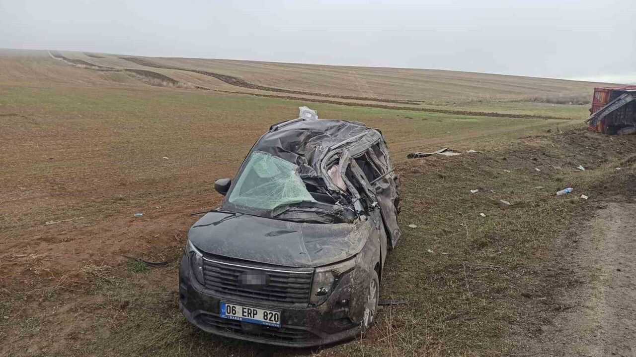 Alaca'da tır dorsesinin devrilmesi sonucu hafif ticari araç üzerine: 2 yaralı