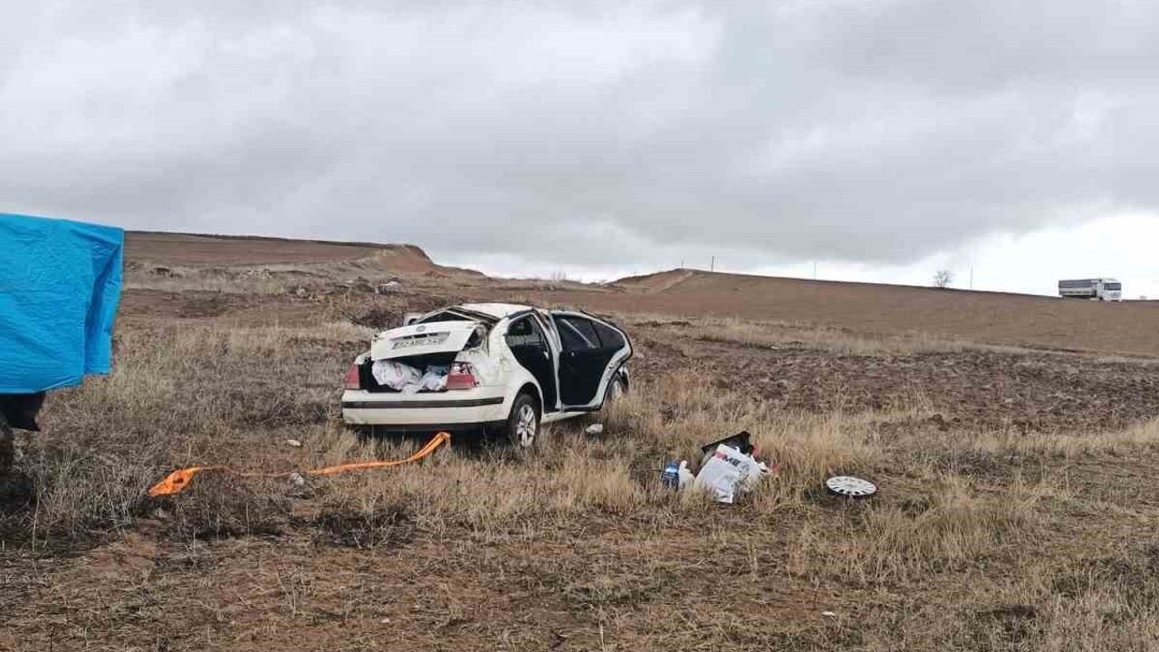 Alaca'da Volkswagen şarampole yuvarlandı: 2 kişi yaralandı