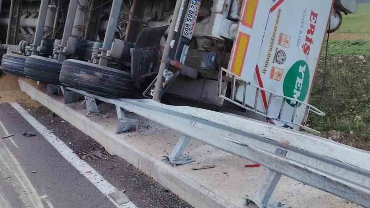 Alacaoğlu'nda yem yüklü tır köprüde devrildi