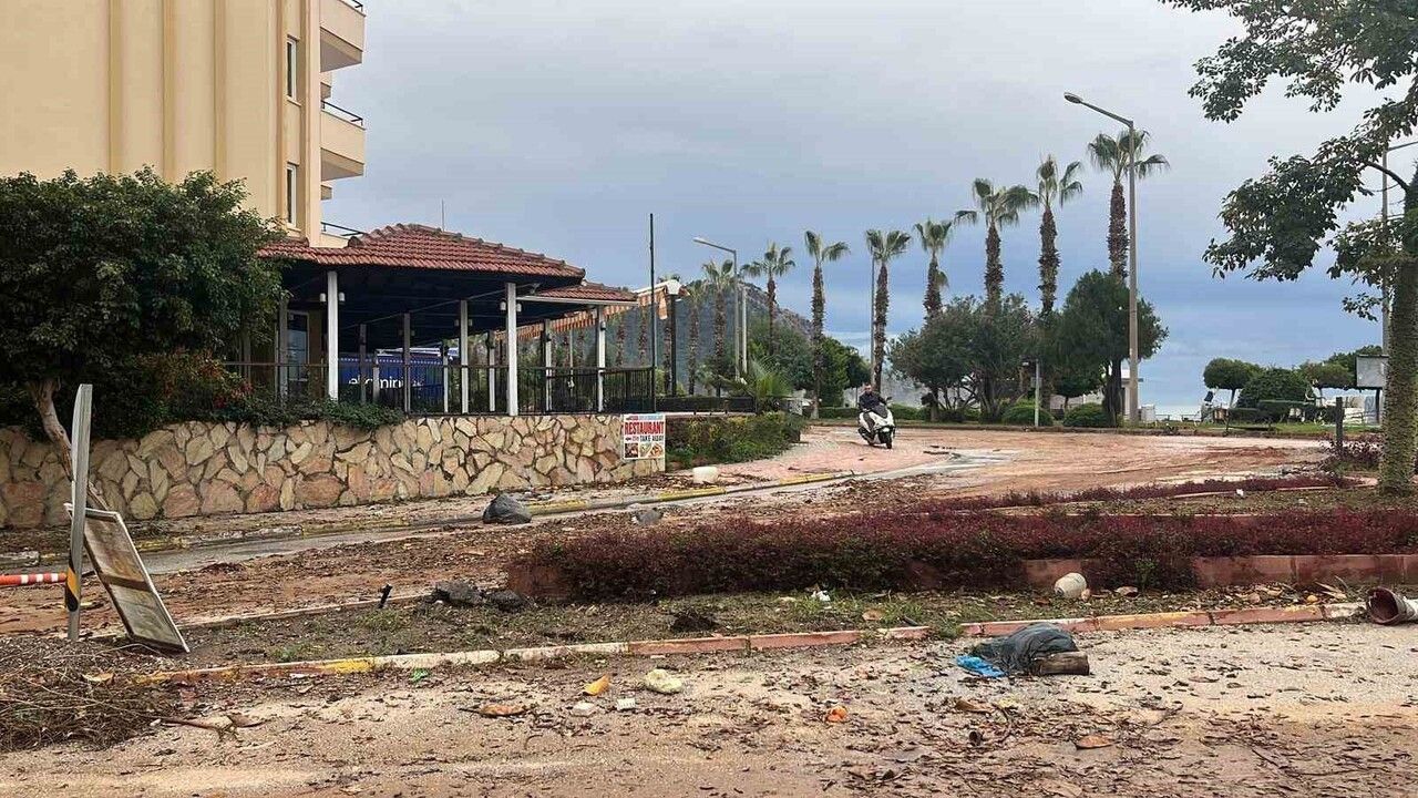 Alanya'da 15 dakikalık yağmur kent merkezini felç etti