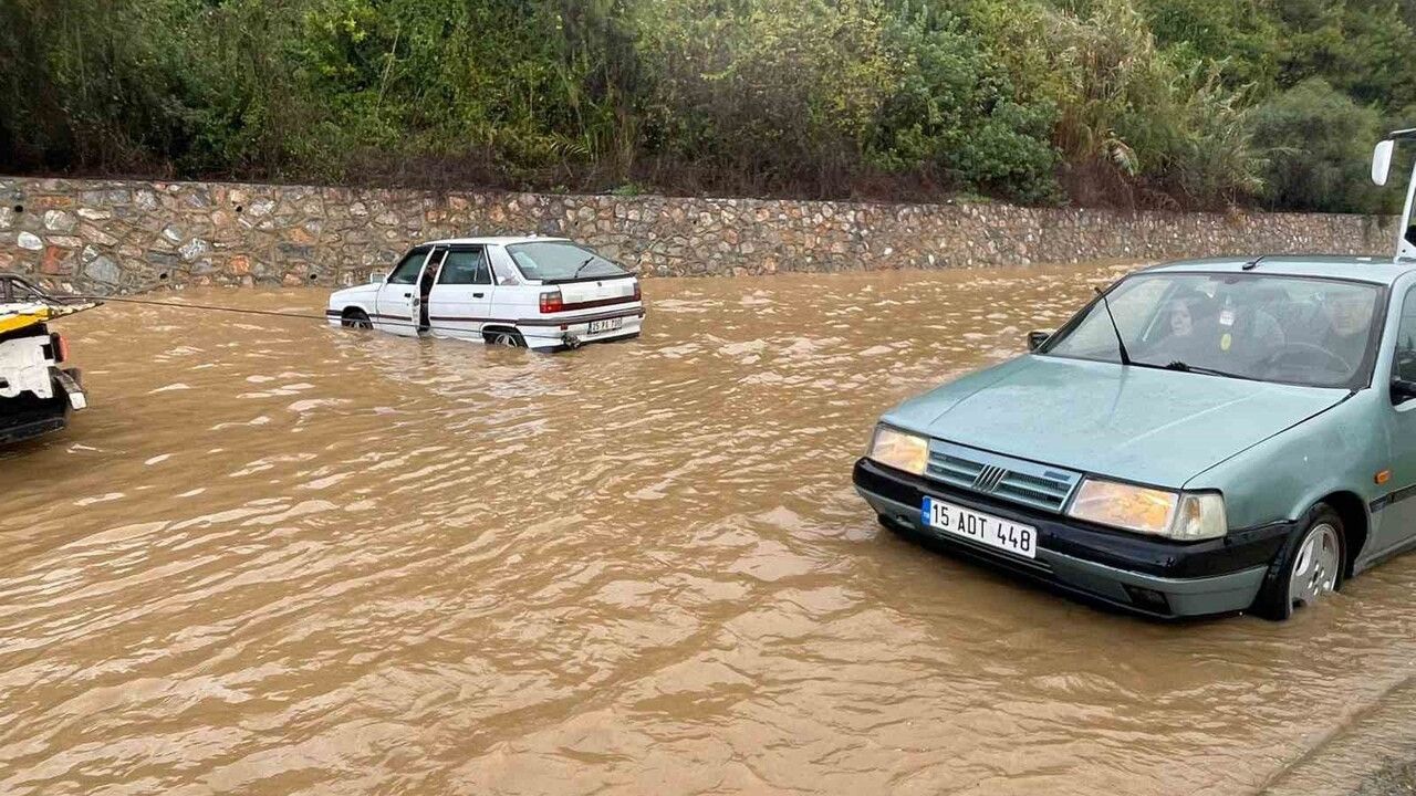 Alanya'da D 400 karayolunda sağanak nedeniyle araçlar mahsur kaldı