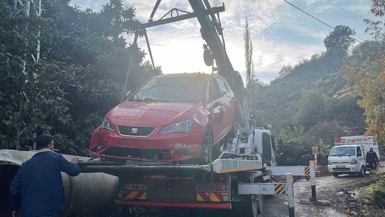 Alanya'da DSİ sulama borusu patladı: Park halindeki otomobil portakal bahçesine sürüklendi
