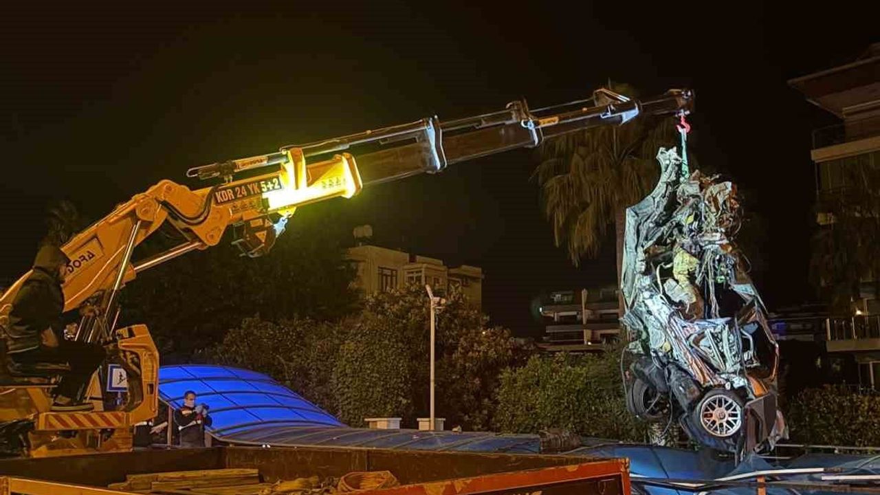 Alanya'da lüks otomobil alt geçide çarptı: sürücü hayatını kaybetti