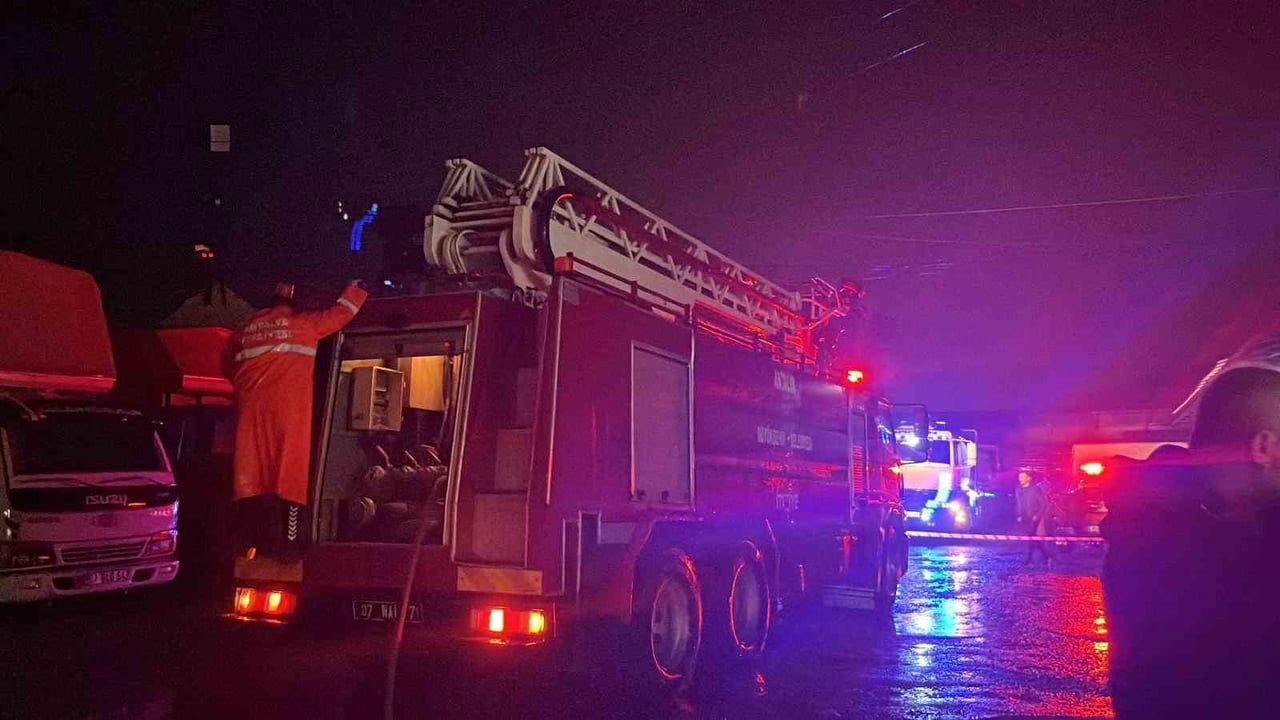 Alanya'da muz sarartma deposunda yangın: tonlarca muz zarar gördü
