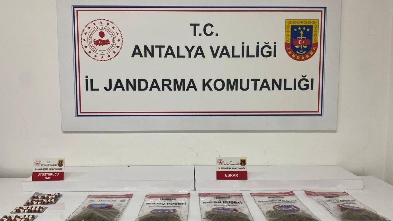 Alanya'da otelde uyuşturucu operasyonu: 350 g esrar, 53 Lyrica bulundu