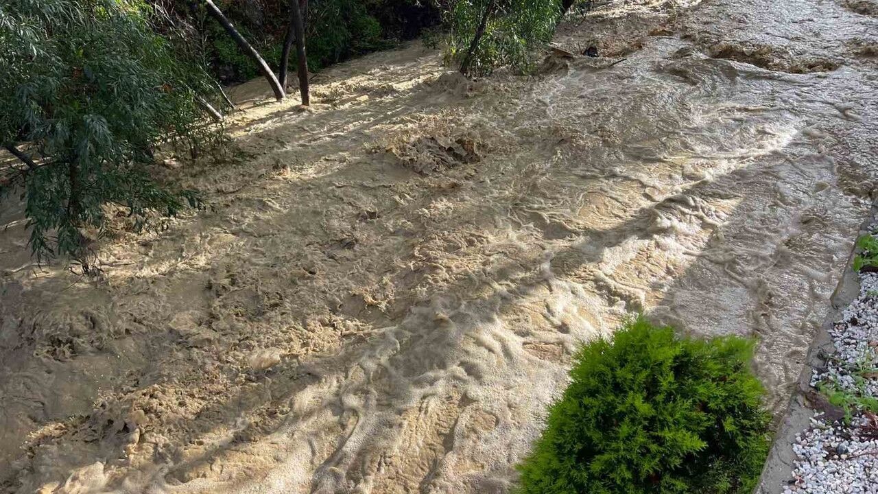 Alanya'da taşan dere sahildeki 5 yıldızlı otel kafesini yıktı