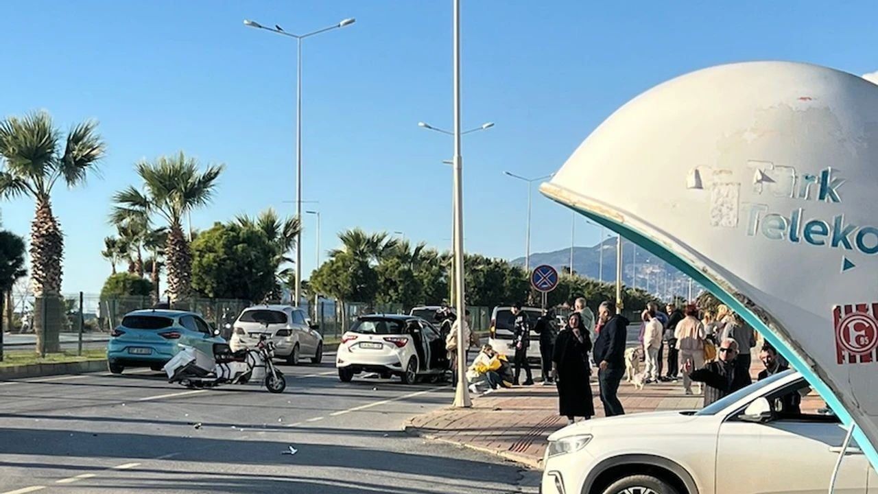 Alanya'da üç tekerlekli motosiklet ve otomobil çarpıştı: 2 ölü, 1 ağır yaralı