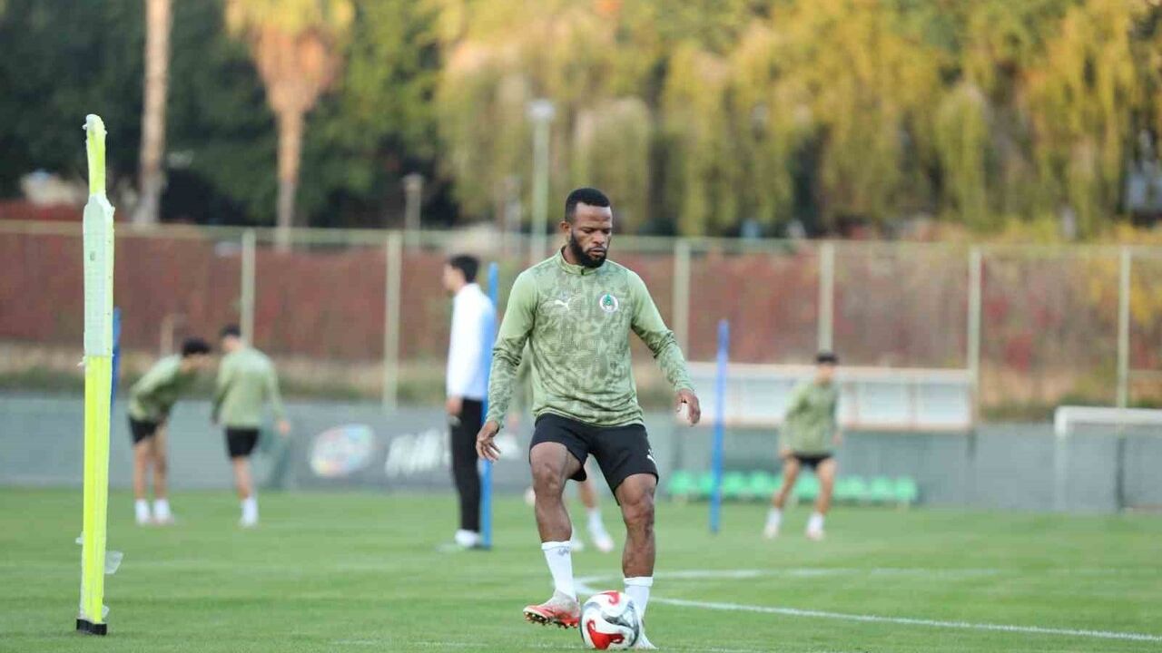 Alanyaspor, Kayserispor deplasmanı öncesi tesislerde çalıştı