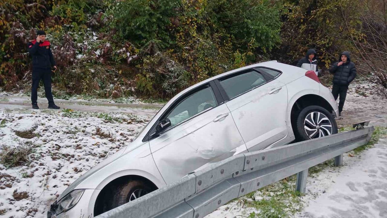 Alaplı'da otomobil yoldan çıktı — Sürücü yara almadan kurtuldu