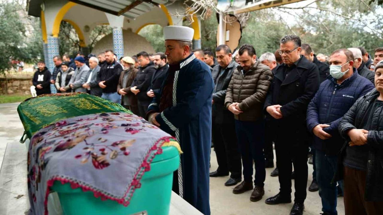 Alaşehir'de öldürülen kadın son yolculuğuna uğurlandı; tabutu kadınlar taşıdı