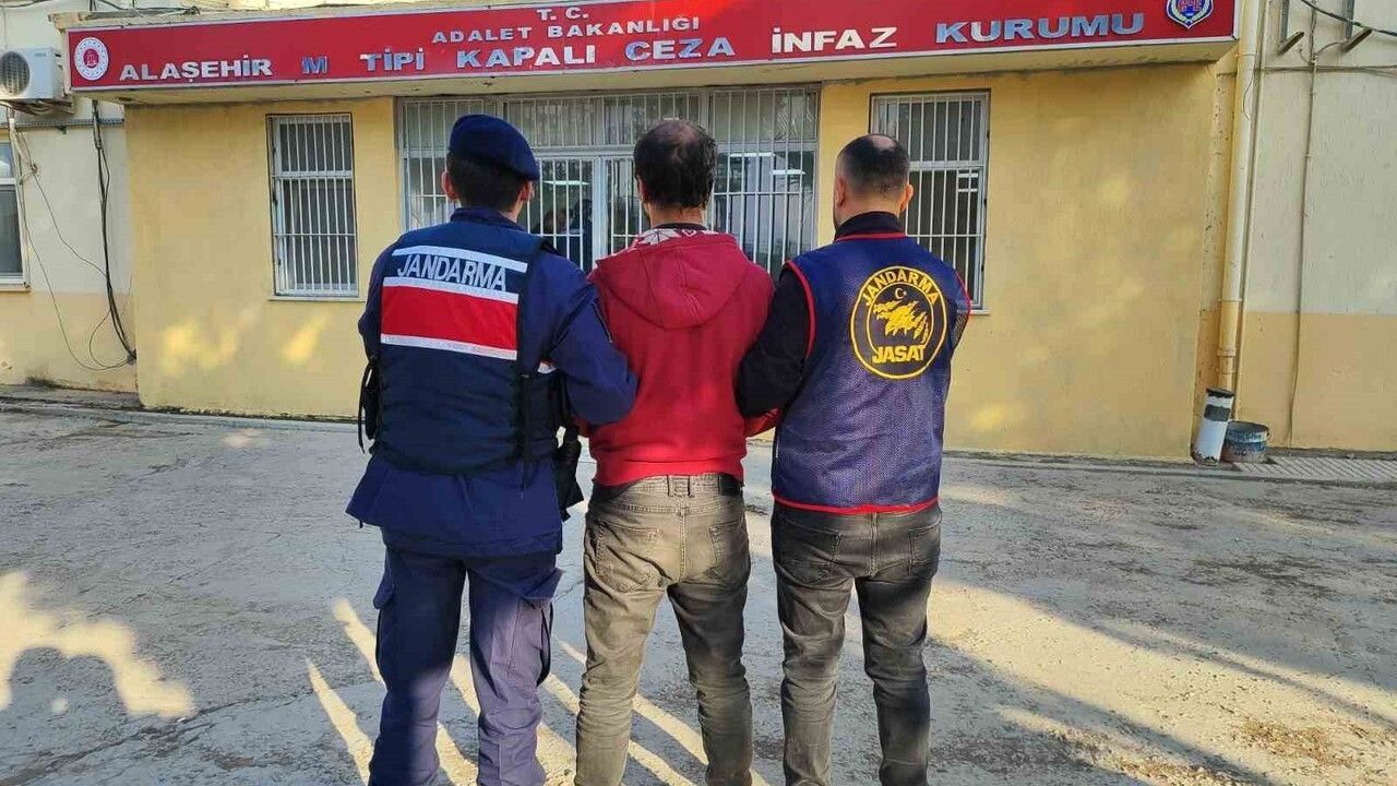 Alaşehir'de üzüm bağlarında gaspçı jandarmadan kaçamadı