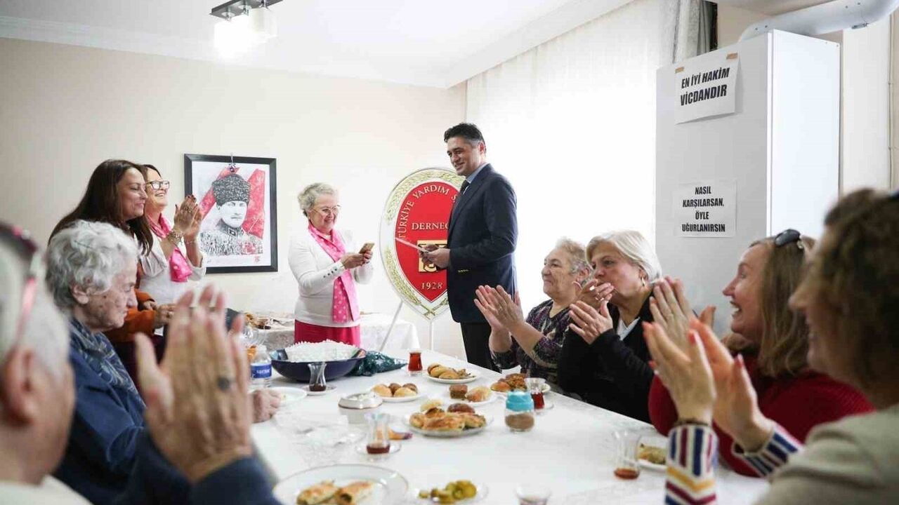 Aliağa'da geleneksel yardım sergisi: Başkan Serkan Acar'a şilt takdimi