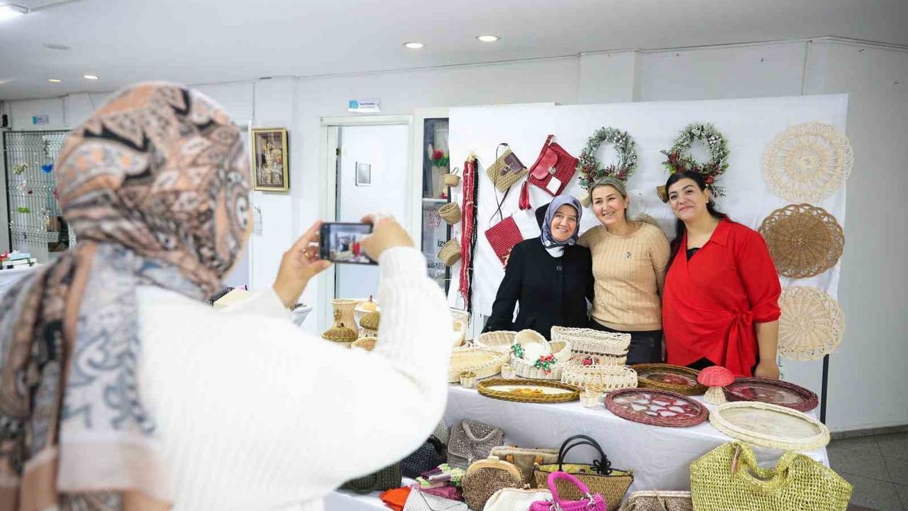 Aliağa Tüpraş Halk Eğitimi Merkezi'nde "Yeni Yıl Hediyelik Ürünler" sergisi