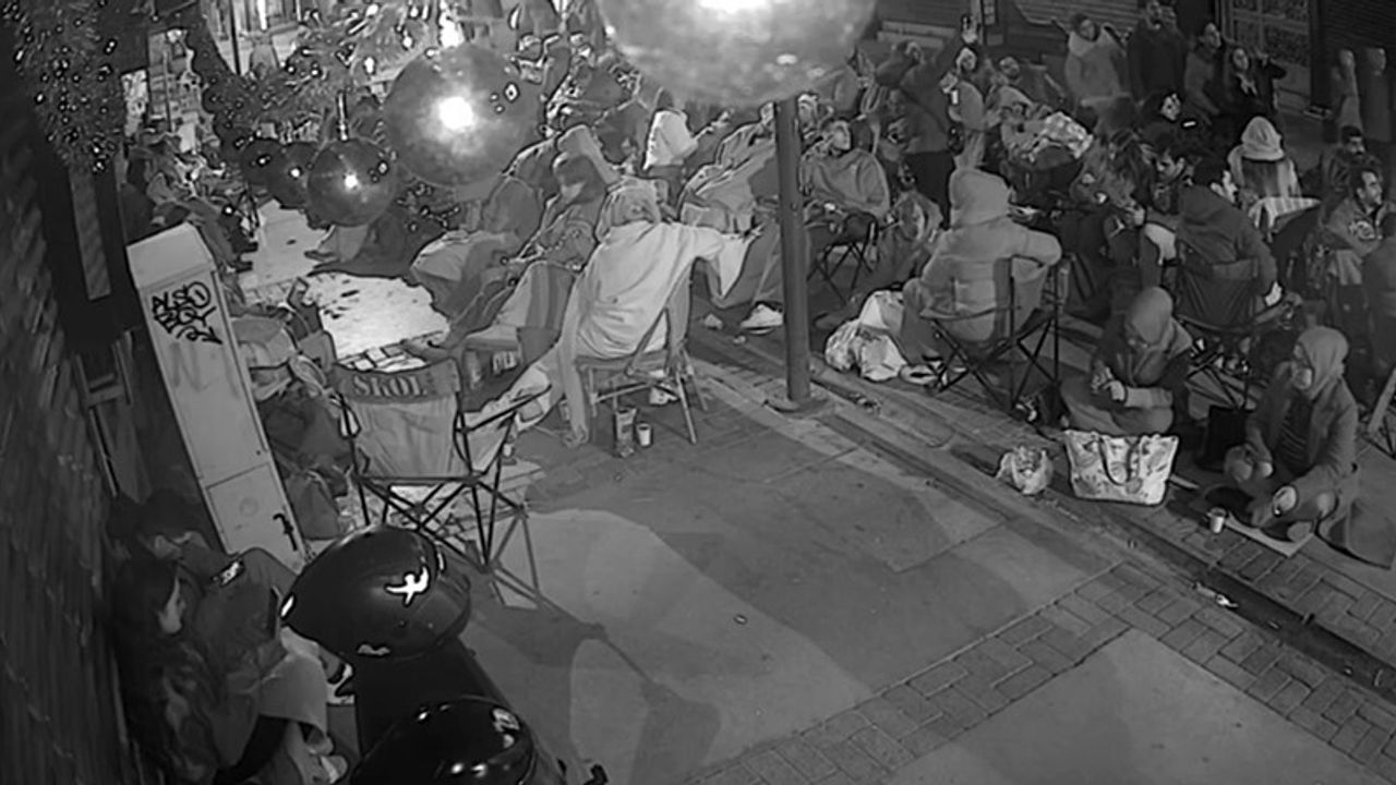 Alsancak'ta indirim kuyruğu: Battaniyeler ve kamp sandalyeleriyle sabahladılar