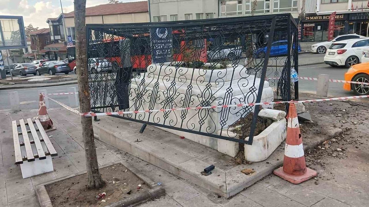 Altındağ'da Tezveren Sultan Türbesi'ne otomobil çarptı