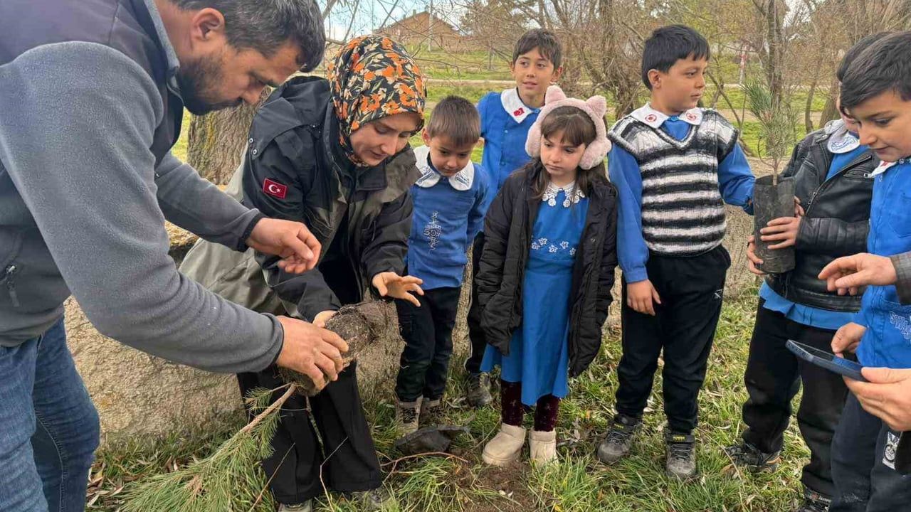 Altıntaş'ta öğrenciler fidan dikimiyle doğaya nefes verdi