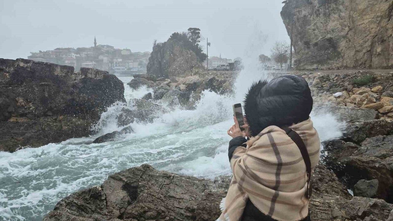 Amasra’da Karadeniz’de 3 Metrelik Dev Dalgalar