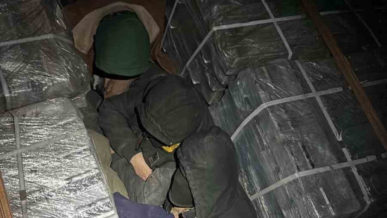 Amasya’da çinko yüklü tırın dorsesinde 37 Afgan kaçak göçmen yakalandı