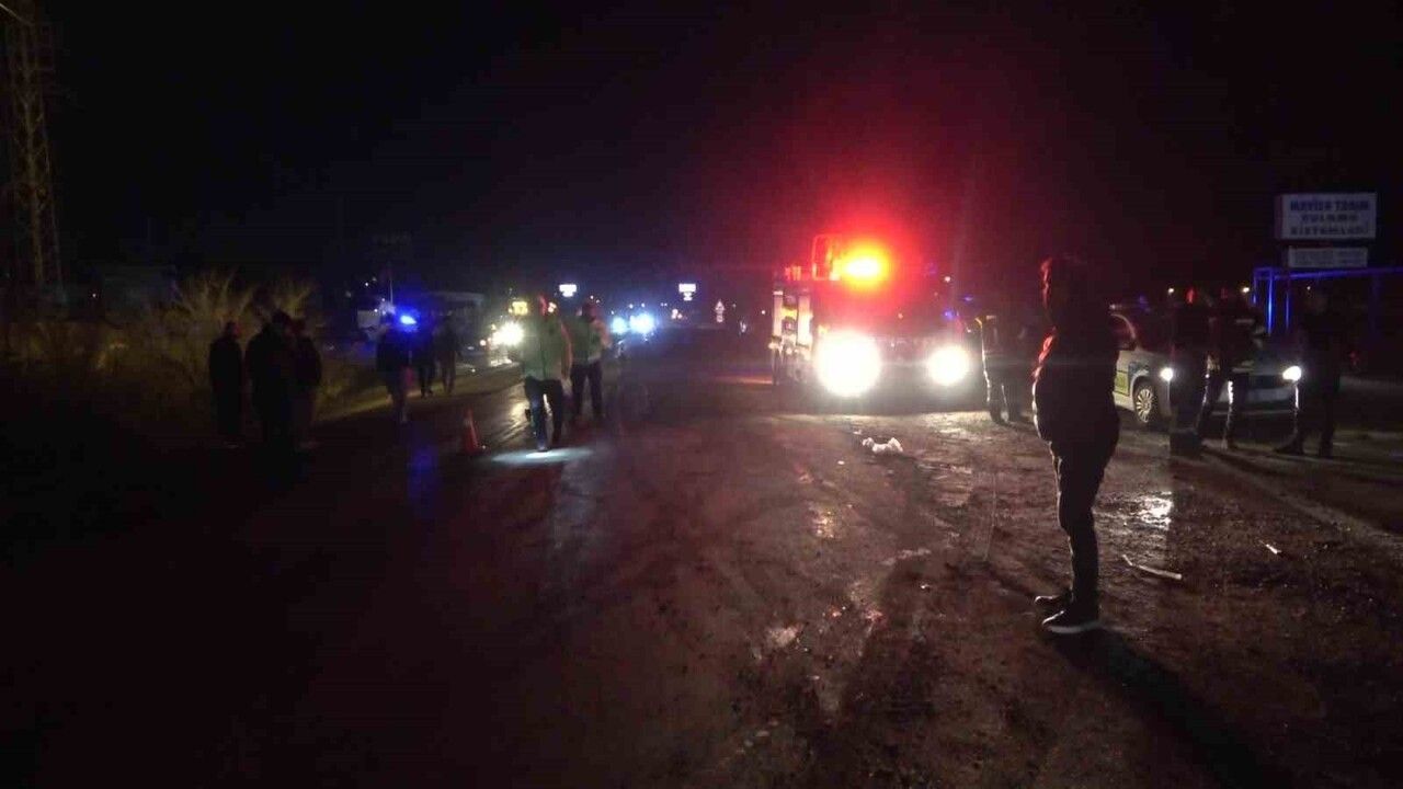 Amasya'da iki otomobil kafa kafaya çarpıştı: 8 yaralı