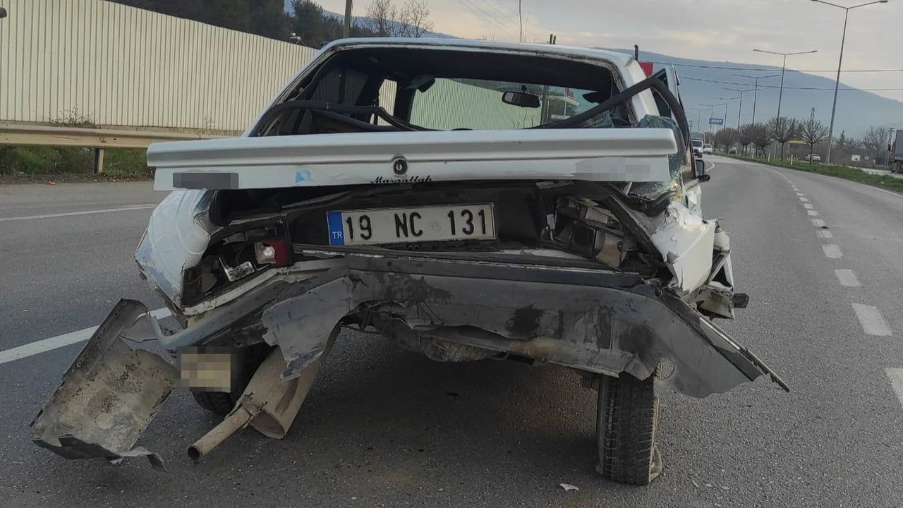 Amasya'da kırmızı ışıkta duran otomobile arkadan çarpma — kaza anı kamerada