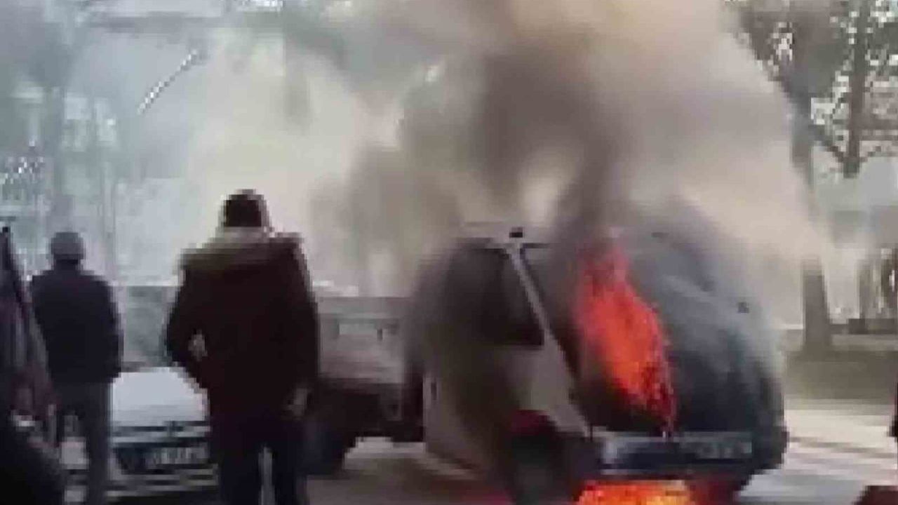 Amasya'da motoru yanan kamyonete vatandaş müdahalesi