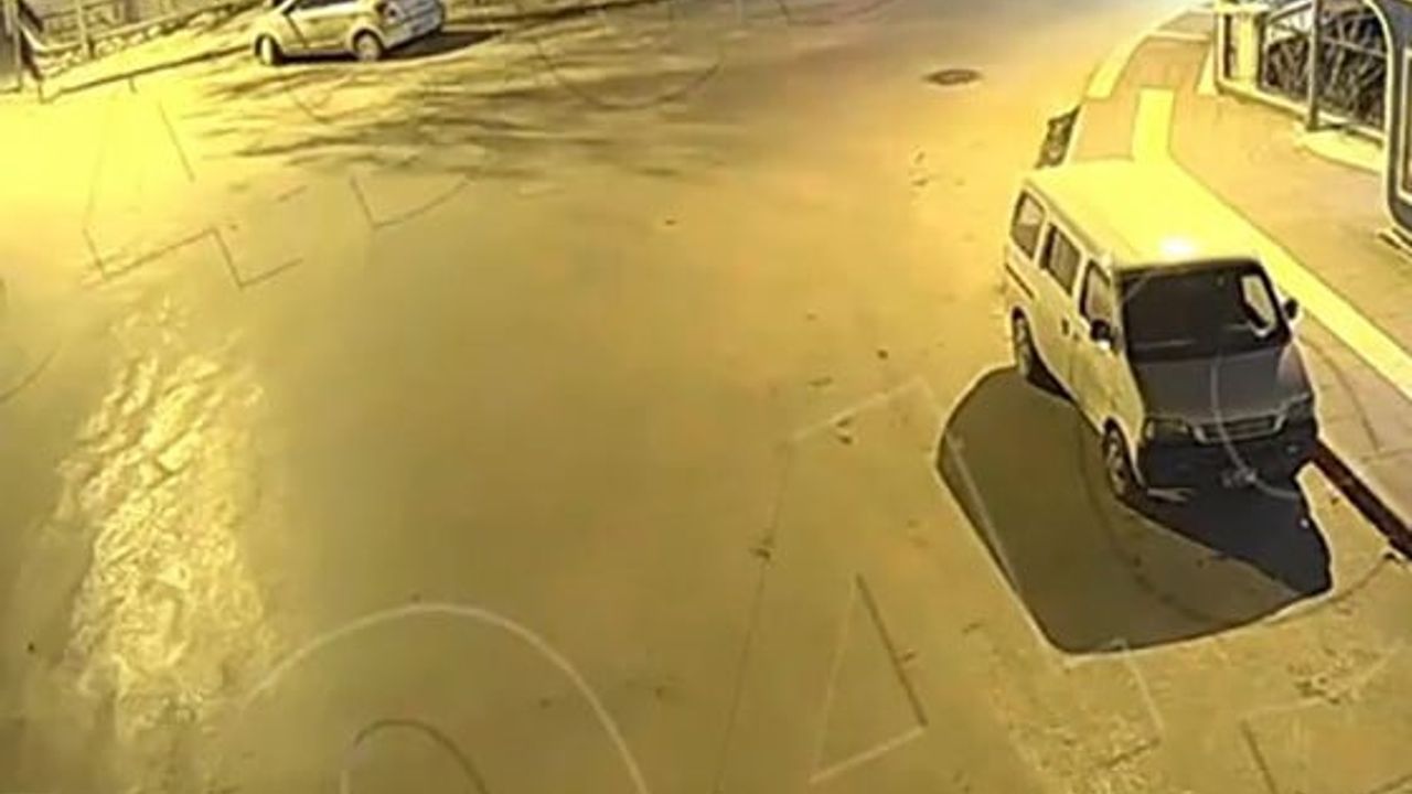 Amasya'da otomobil İstasyon Köprüsü'nden Yeşilırmak'a uçtu — Kaza anı kamerada