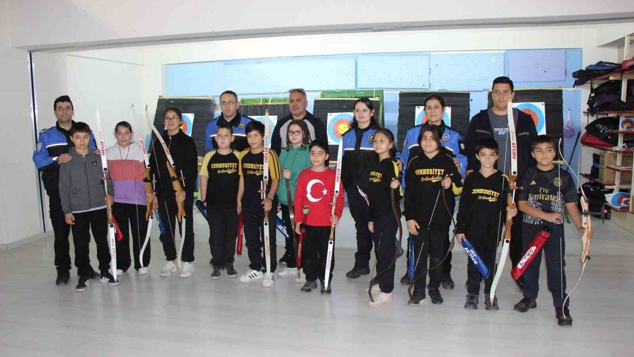 Amasya’da polis destekli okçuluk kursu 15 çocuğu eğitti