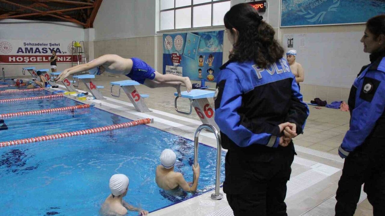 Amasya’da polis destekli ücretsiz yüzme kursu annelerin talebini artırdı