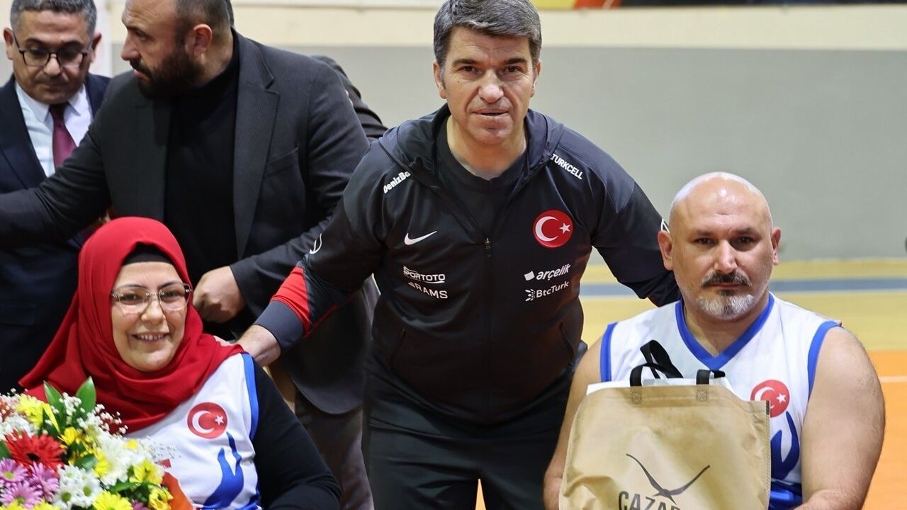 Amasya'da protokol ile ampute basketbol takımı maç yaptı