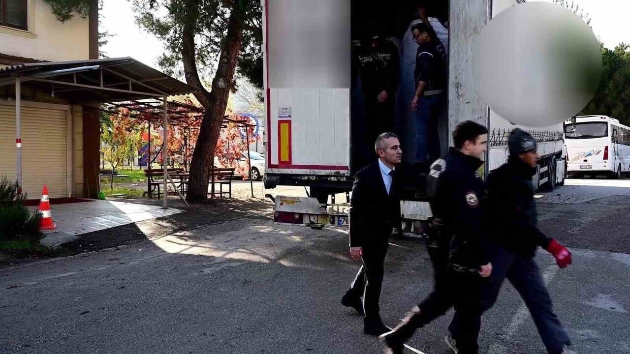 Amasya’da tırda çuvallar arasında 13 kaçak göçmen yakalandı