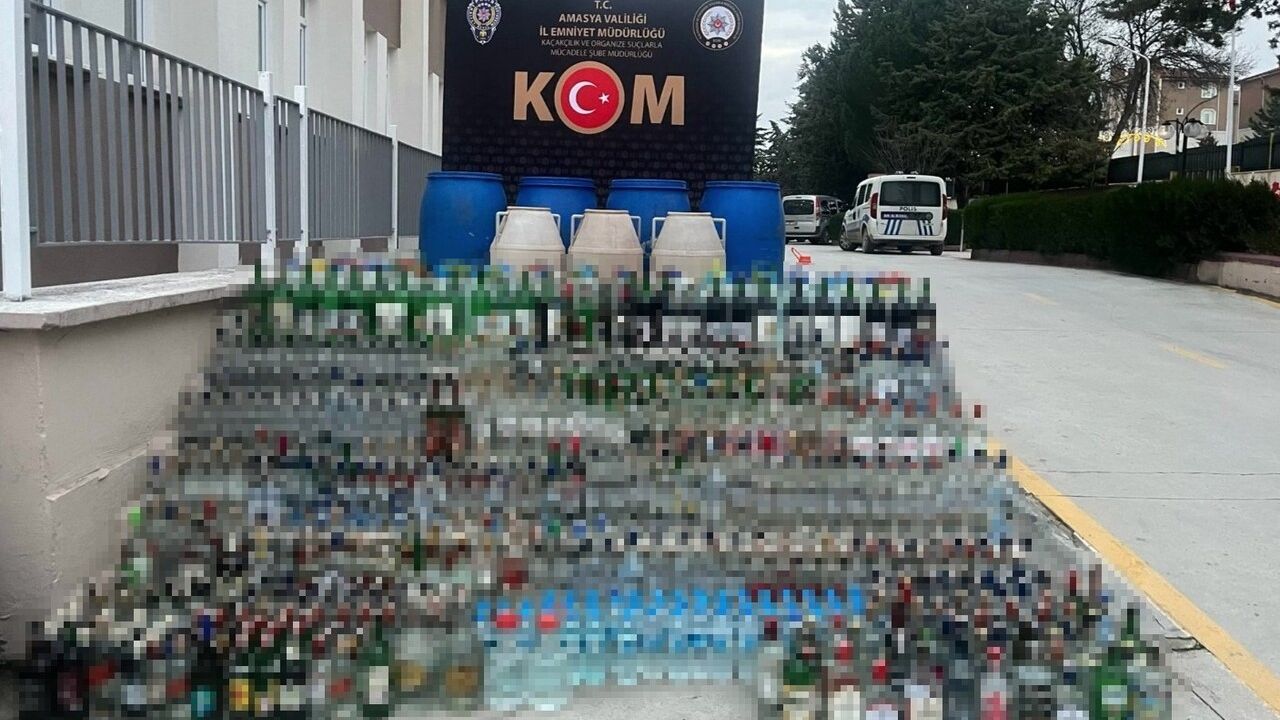 Amasya Merzifon'da kaçak alkol operasyonu: 615 şişe ve 30 bidon ele geçirildi