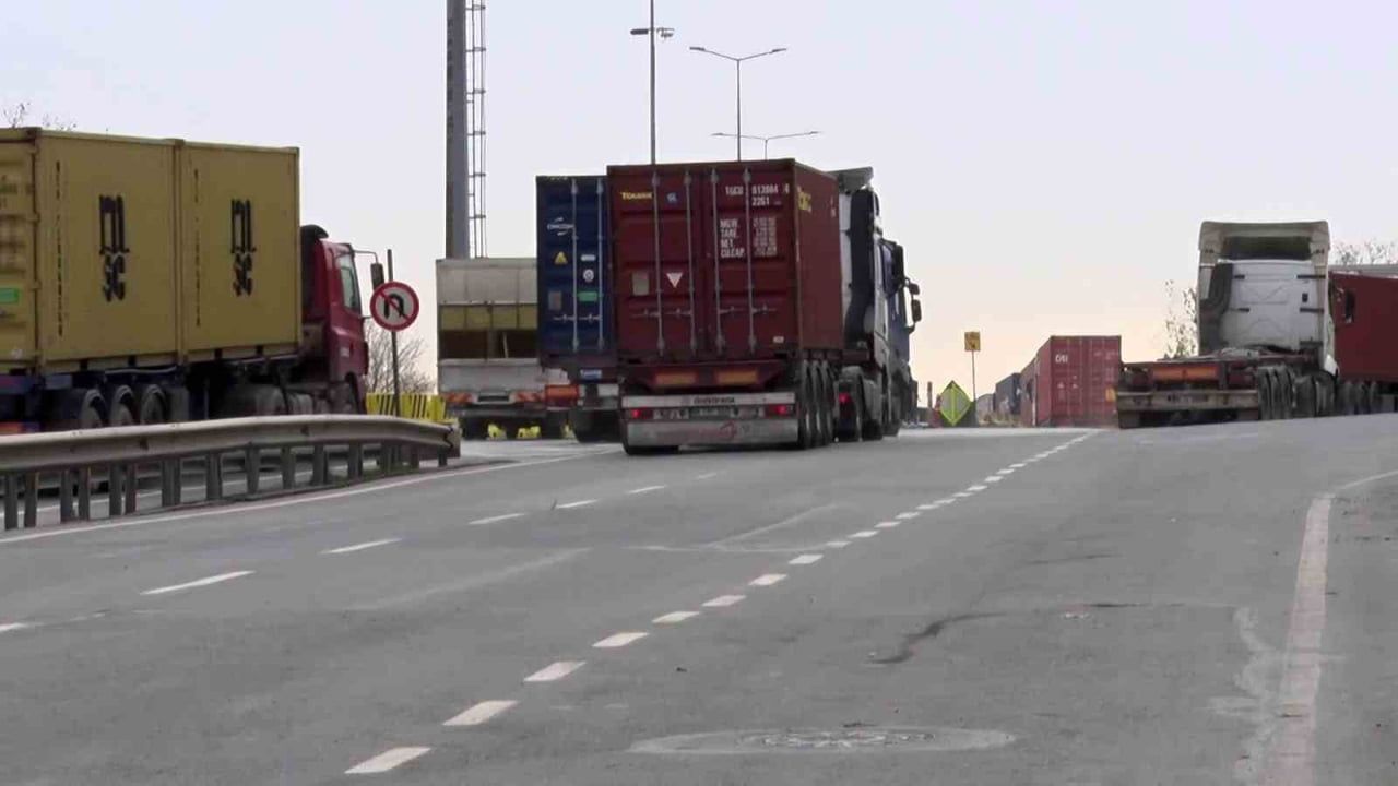 Ambarlı Limanı'ndaki tır trafiği Beylikdüzü'nü zorluyor