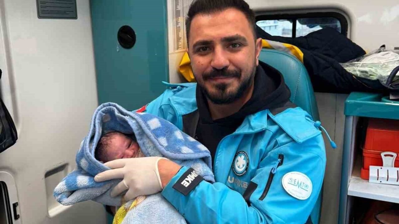 Ambulans doğumunda anne bebeğine sağlık personelinin adını verdi