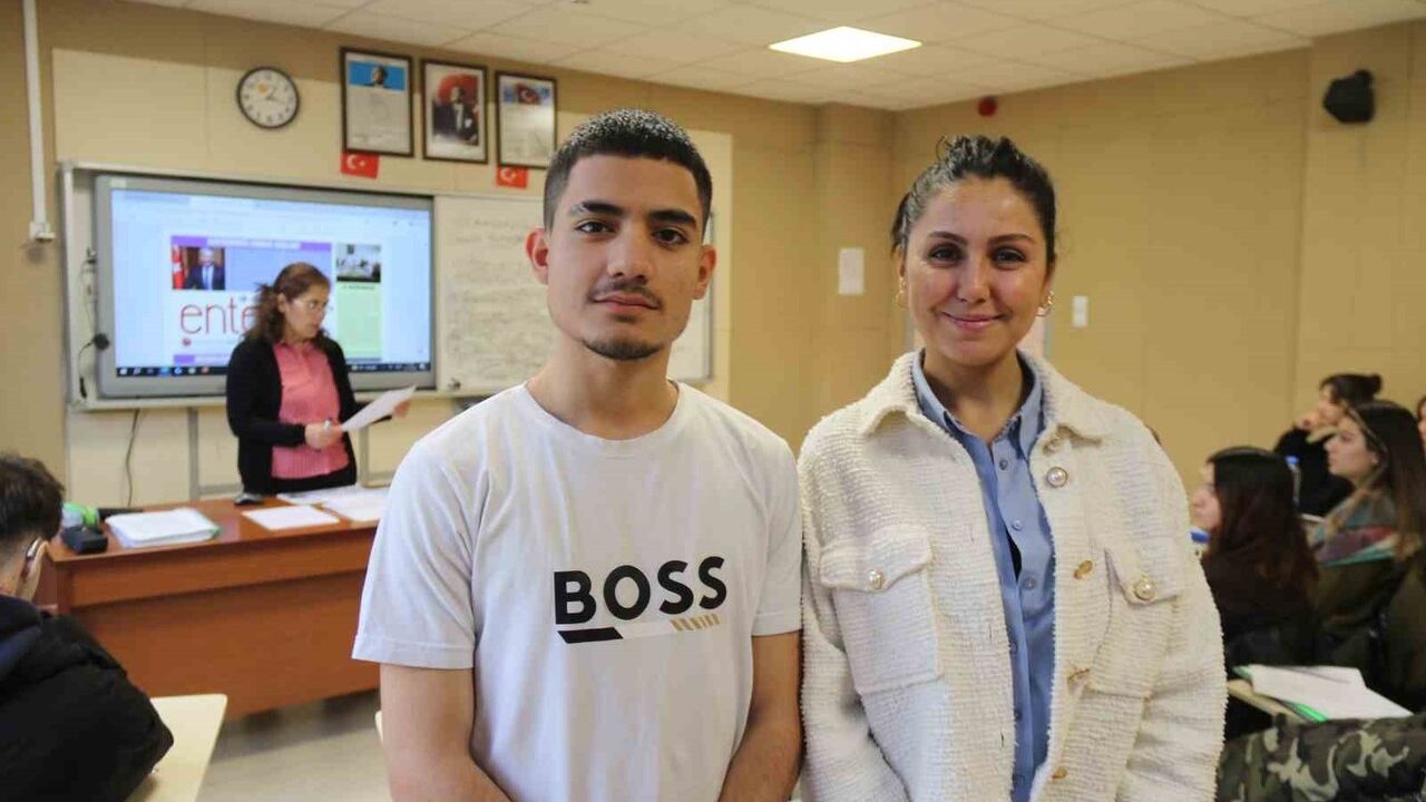 Anadolu Üniversitesi Engelliler Entegre Yüksekokulu 32 yıldır işitme kayıplı öğrencilere eğitim sağlıyor