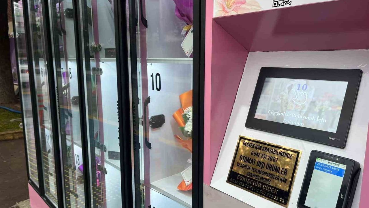 Anadolu Üniversitesi kampüsüne çiçek otomatı yerleştirildi