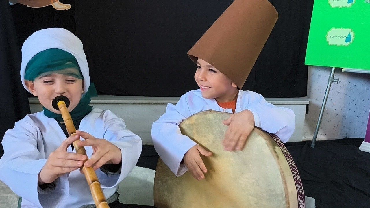 Anamur'da minikler Mevlana'yı andı