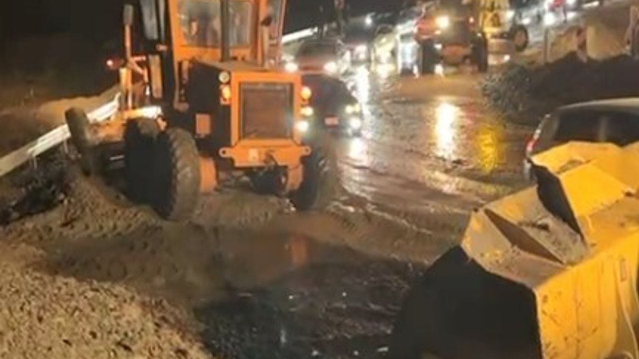 Anamur-Gazipaşa D-400 yolunda sel: Mucur birikmesi ulaşımı tek şeride indirdi
