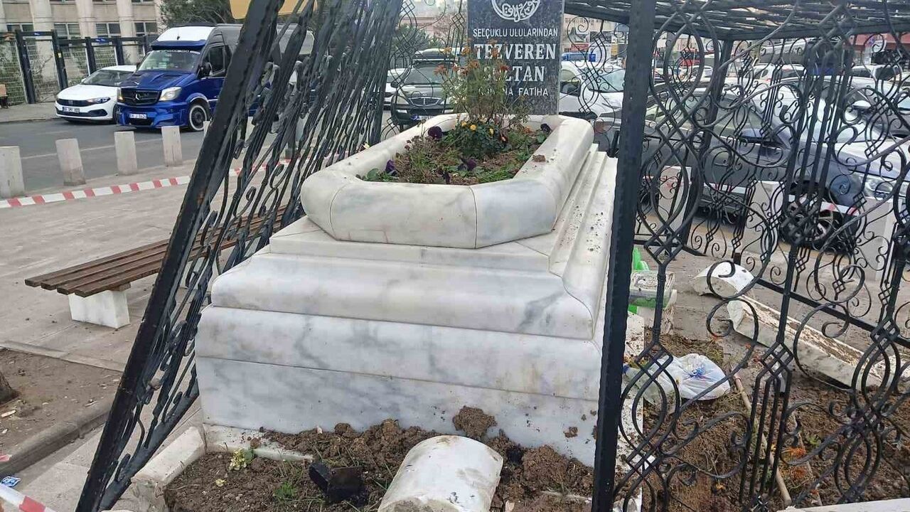 Ankara Altındağ'da Tezveren Sultan Türbesine Otomobil Çarptı