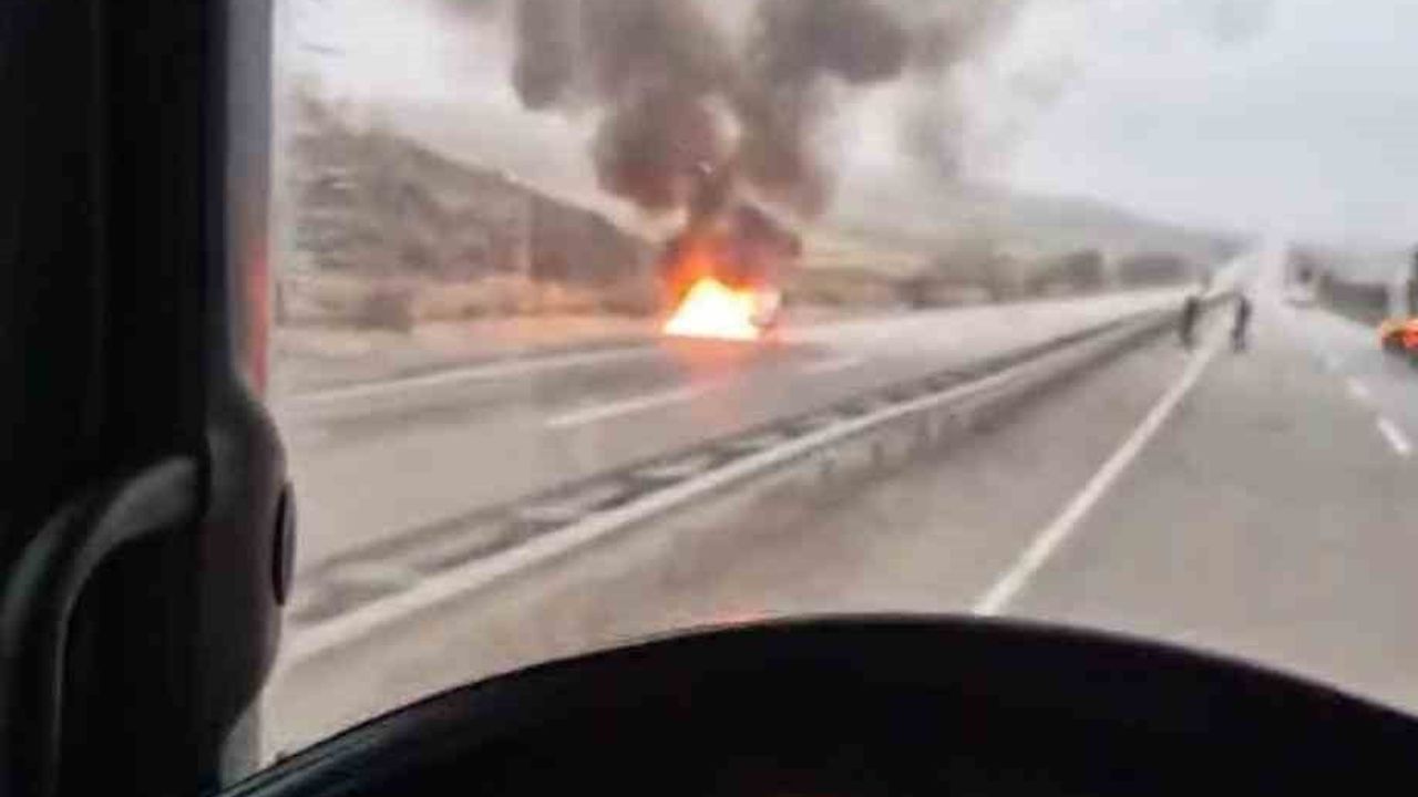 Ankara Çankırı Bulvarı'nda Seyir Halindeki Otomobil Alev Aldı